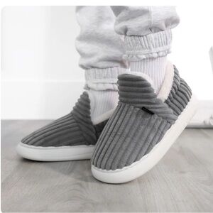 Comfy New PLUFFI Slippers Gray unisex , US Women Sz 7.5-8.5  US Mens 6.5-7.5 NIP